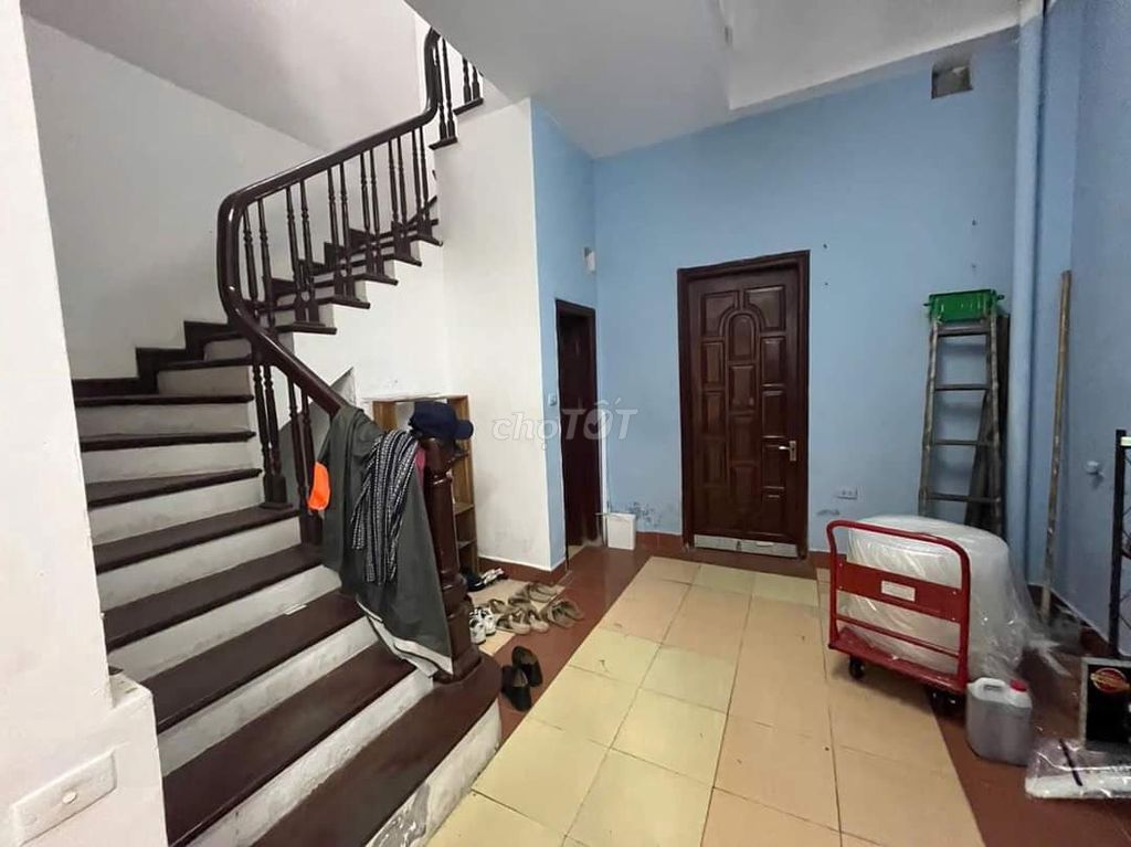 Cho thuê nhà ngõ 68 Trung Kính, Dt 60m x 4 tầng ô tô đỗ cửa - ảnh 3
