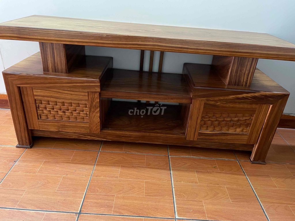 Kệ Tivi Gỗ thịt Nâu vân gỗ 1m4. Mua bán Tủ, kệ gia đình tại Quận Đống Đa Hà Nội được đăng bởi lê hằng hình 1