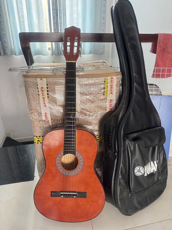 Đàn guitar gỗ màu Nâu. Mua bán Nhạc cụ tại Quận Bình Tân Tp Hồ Chí Minh được đăng bởi Duy hình 1