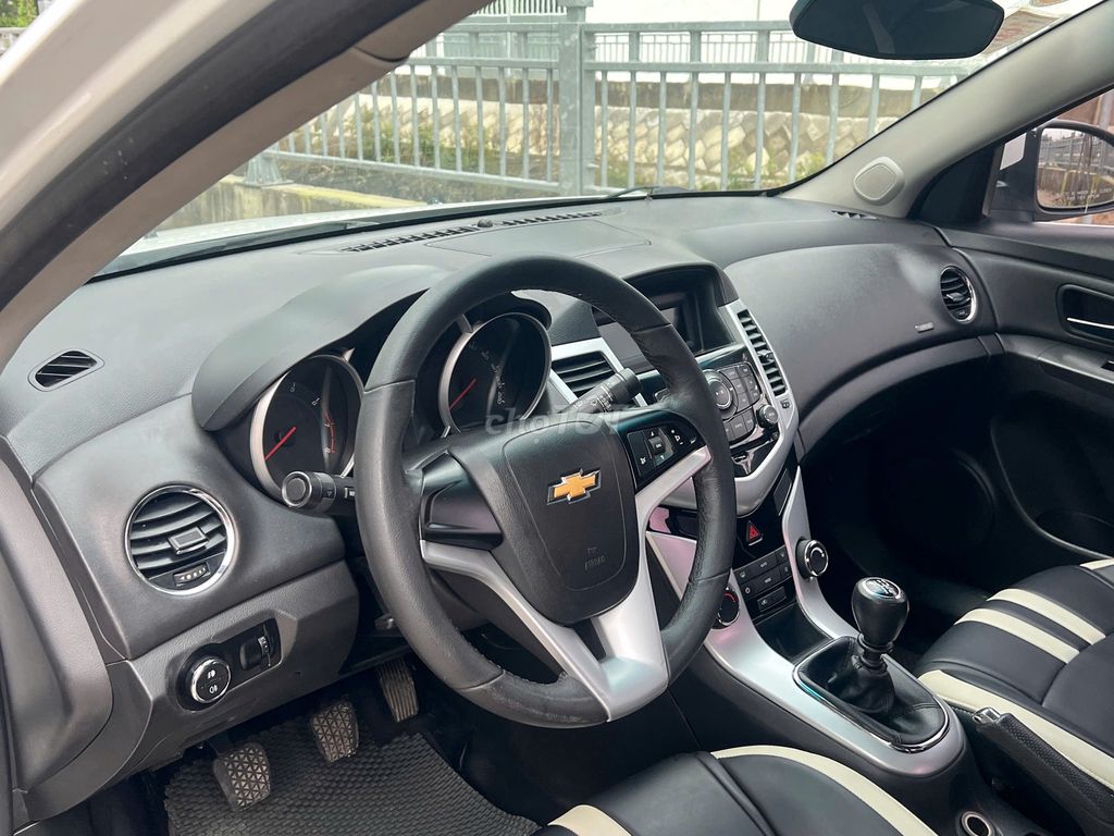 Chevrolet Cruze 1.6 механическая коробка 2018 белый