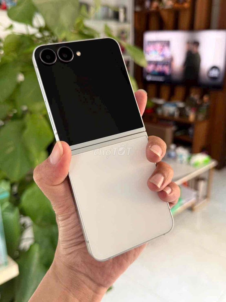 💥Samsung ZFlip 7 FE (8-128)Trắng VN cònbh09/2026. Mua bán Điện thoại tại Thành phố Biên Hòa Đồng Nai được đăng bởi Oanh Hoang hình 1