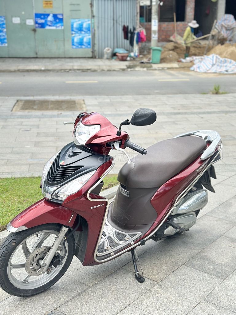 Красный Honda Vision 2018