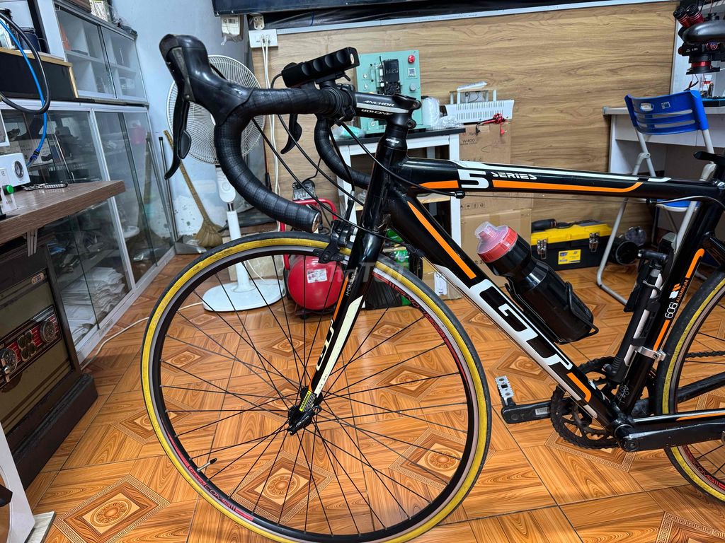 Xe đạp đua GT Series 5 màu đen cam trắng. Mua bán Xe đạp tại Huyện Trảng Bom Đồng Nai được đăng bởi Bảo Bảo hình 2