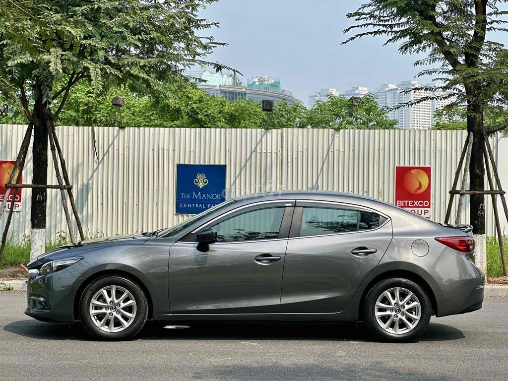 Mazda 3 2019 máu xám grey chạy 5 vạn rất mới