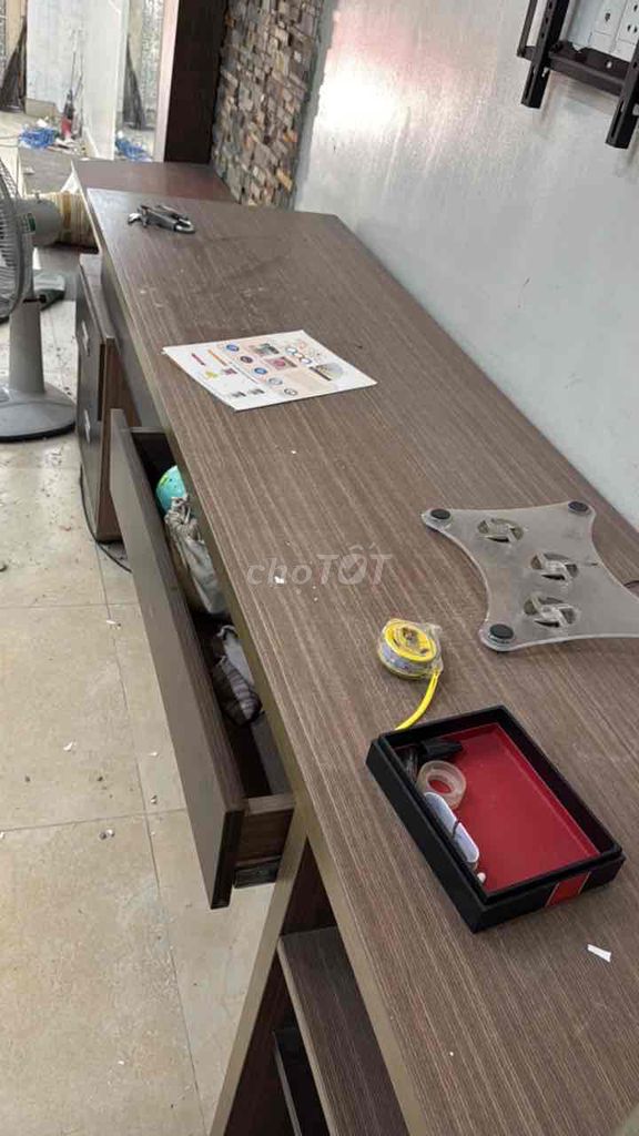 Bàn làm việc gỗ nâu 2m1x60cm. Mua bán Bàn ghế tại Quận 12 Tp Hồ Chí Minh được đăng bởi Vũ Thị Minh hình 1