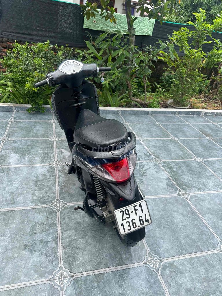Черный скутер Piaggio Liberty