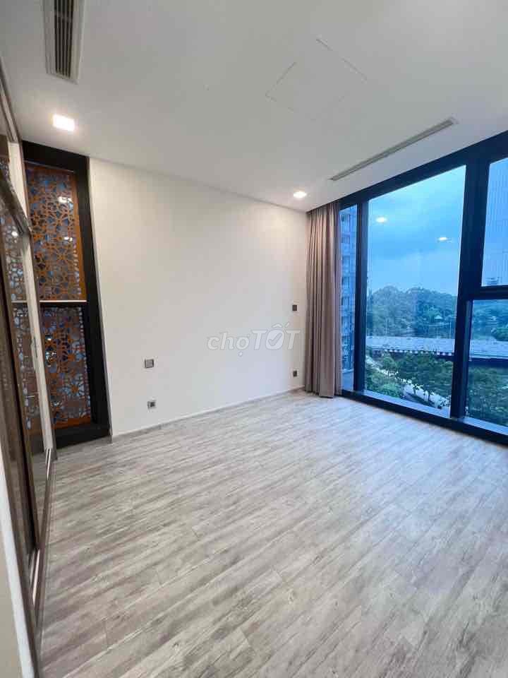 Cho thuê căn góc 3PN Vinhomes Ba Son Quận 1 view đẹp.