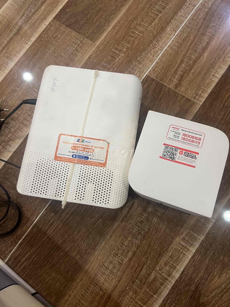 hai cục wifi fpt và viettel