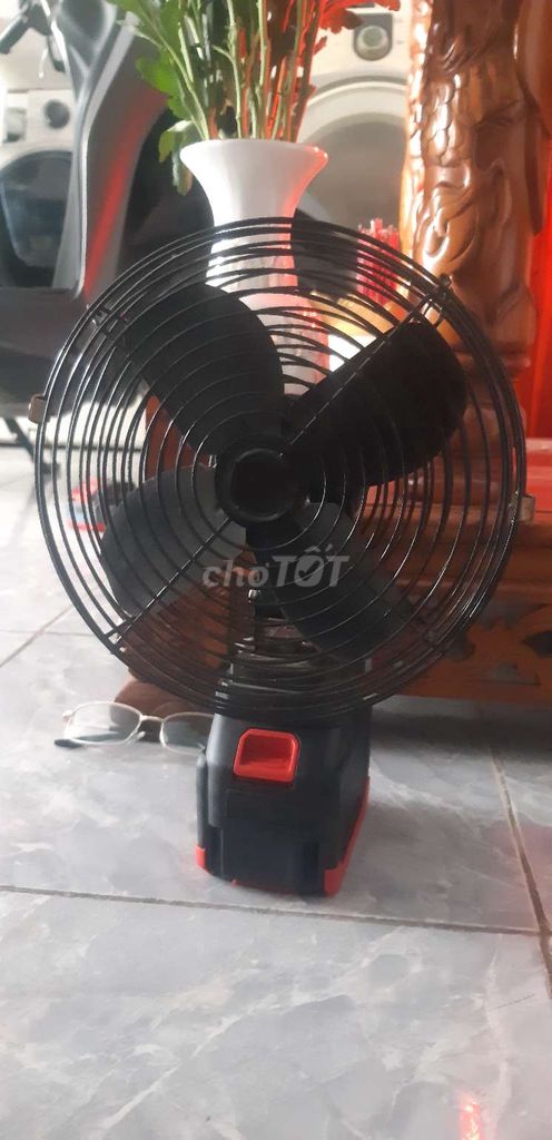 Quạt xách tay pin lồng thép sơn tỉnh điện.