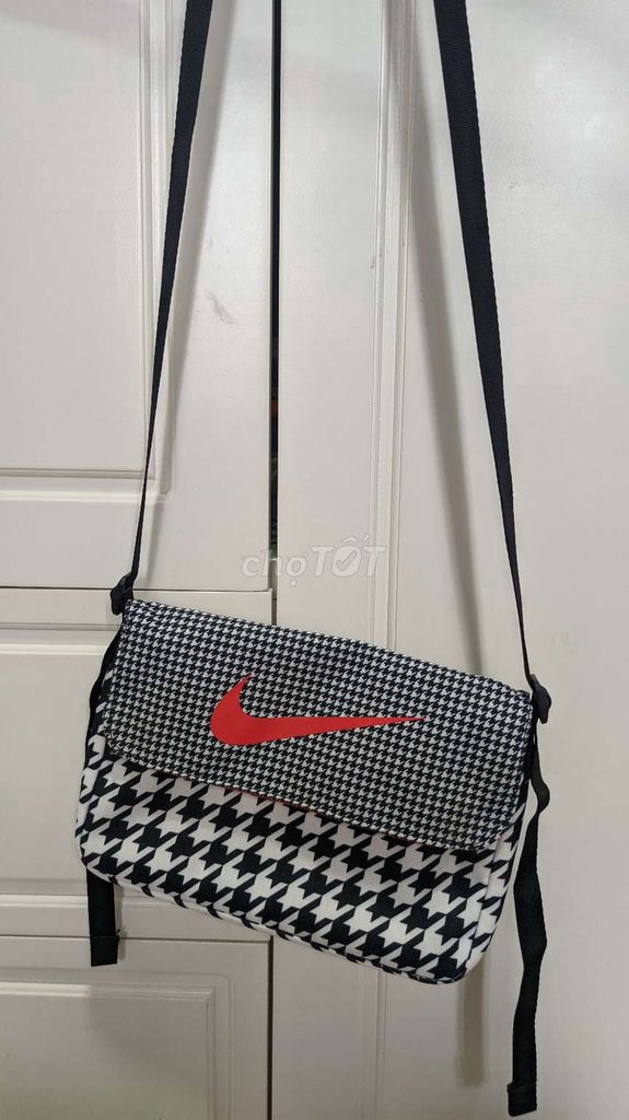 Túi đeo chéo hiệu NIKE