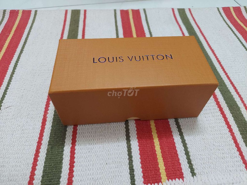 Kính đeo mắt hiệu LV Louis Vuitton. Mua bán Phụ kiện thời trang khác tại Quận 4 Tp Hồ Chí Minh được đăng bởi Bảo Thanh Collection hình 1