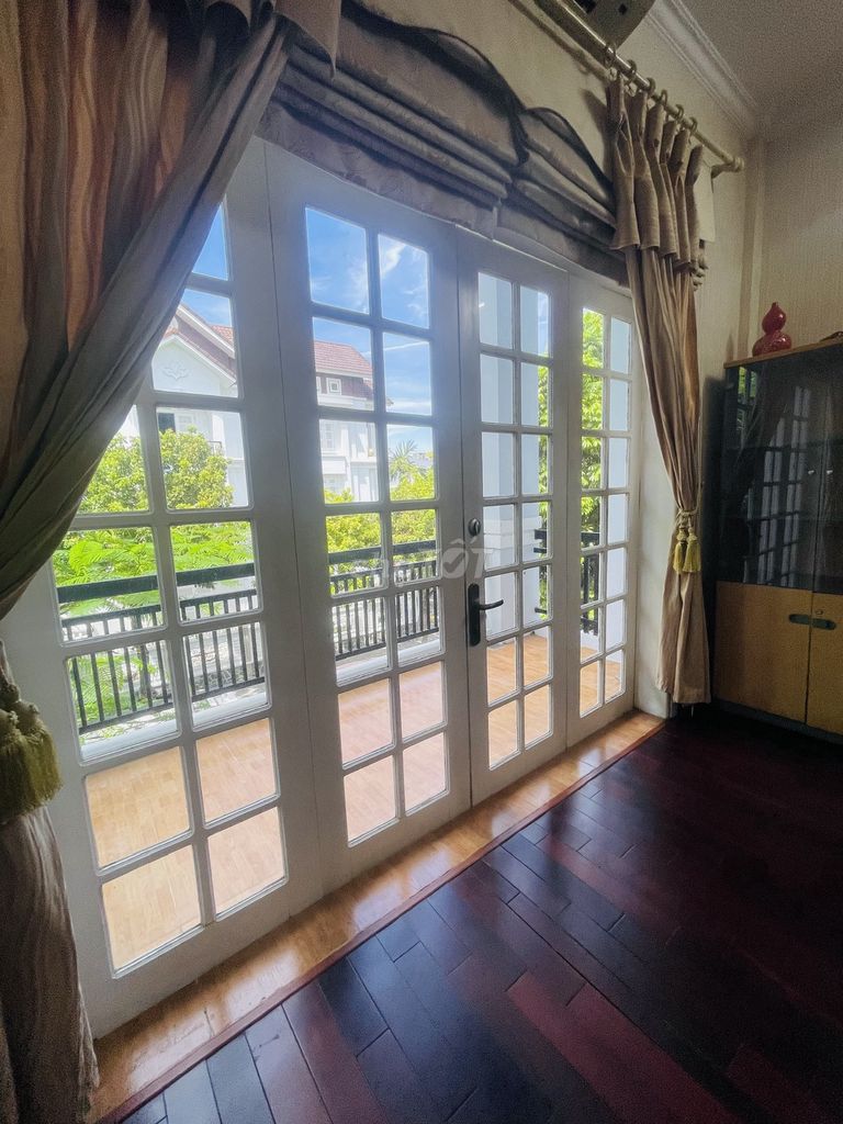Spacious 4-bedroom corner house with a garage and solar power — photo 7