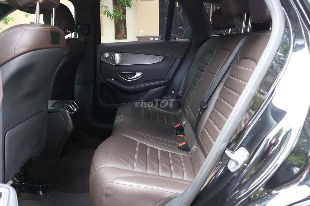 Mercedes Benz GLC 300 4matic model 2017 1 chủ. Mua bán Ô tô tại Quận 8 Tp Hồ Chí Minh được đăng bởi Khoa nguyễn hình 8