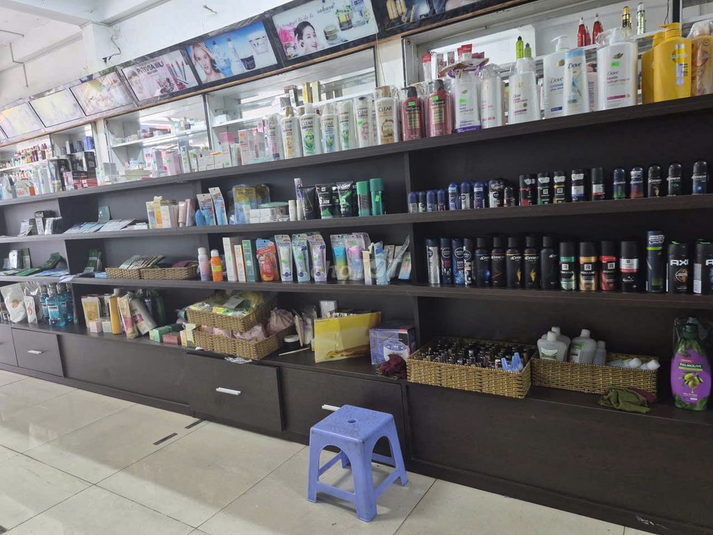 Kệ trưng bày Gỗ Nâu 3 tầng có hộc tủ. Mua bán Tủ, kệ gia đình tại Thành phố Thuận An Bình Dương được đăng bởi Ngà hình 1