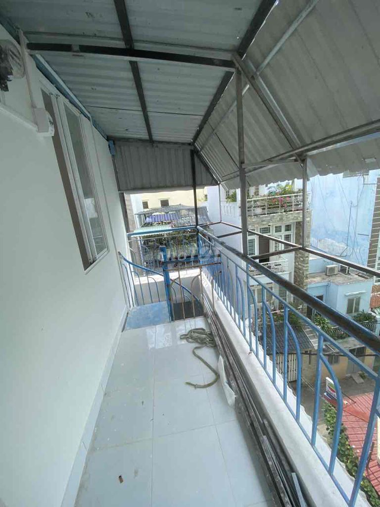 Trung tâm PN-BT phòng 25 m2 có cứa sổ, ban công và an toàn