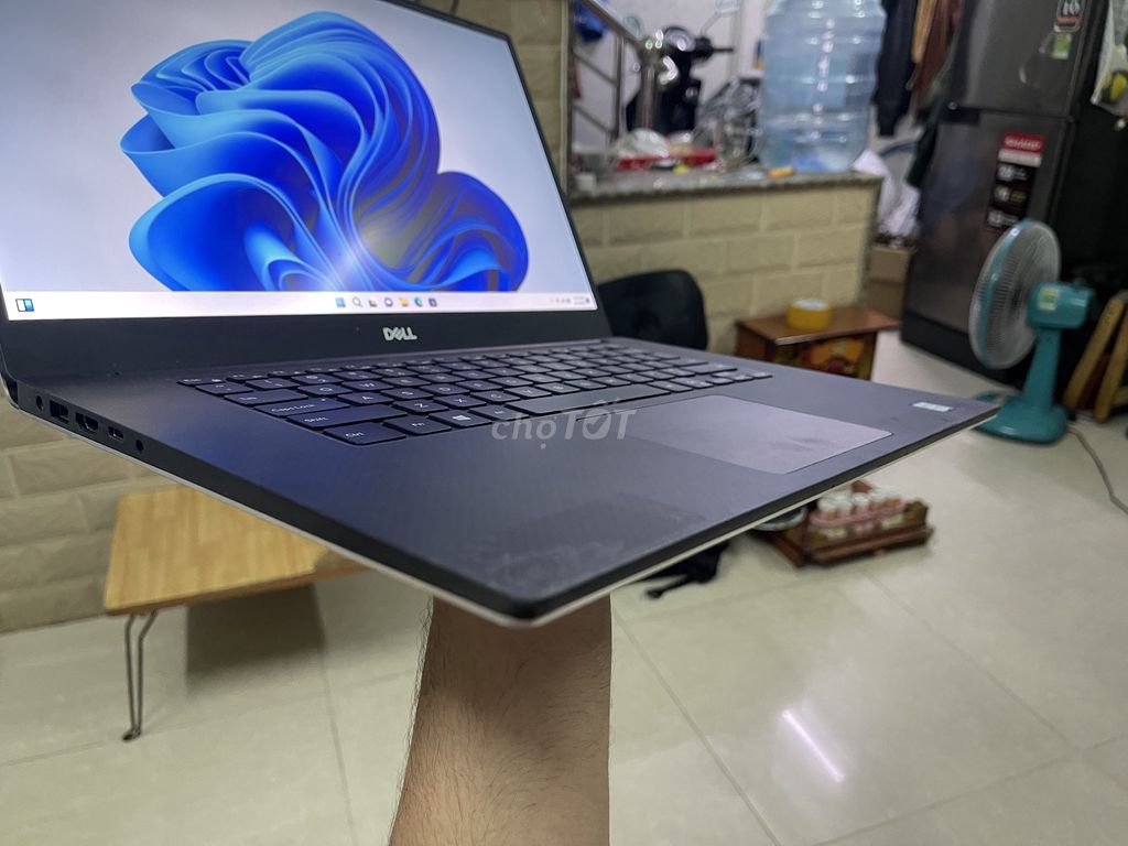 ra đi em XPS 7590