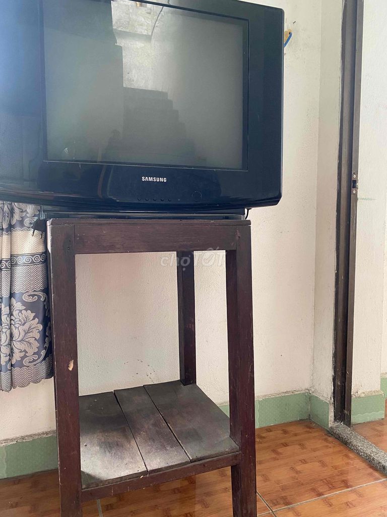 Tivi và kệ gỗ trưng bày