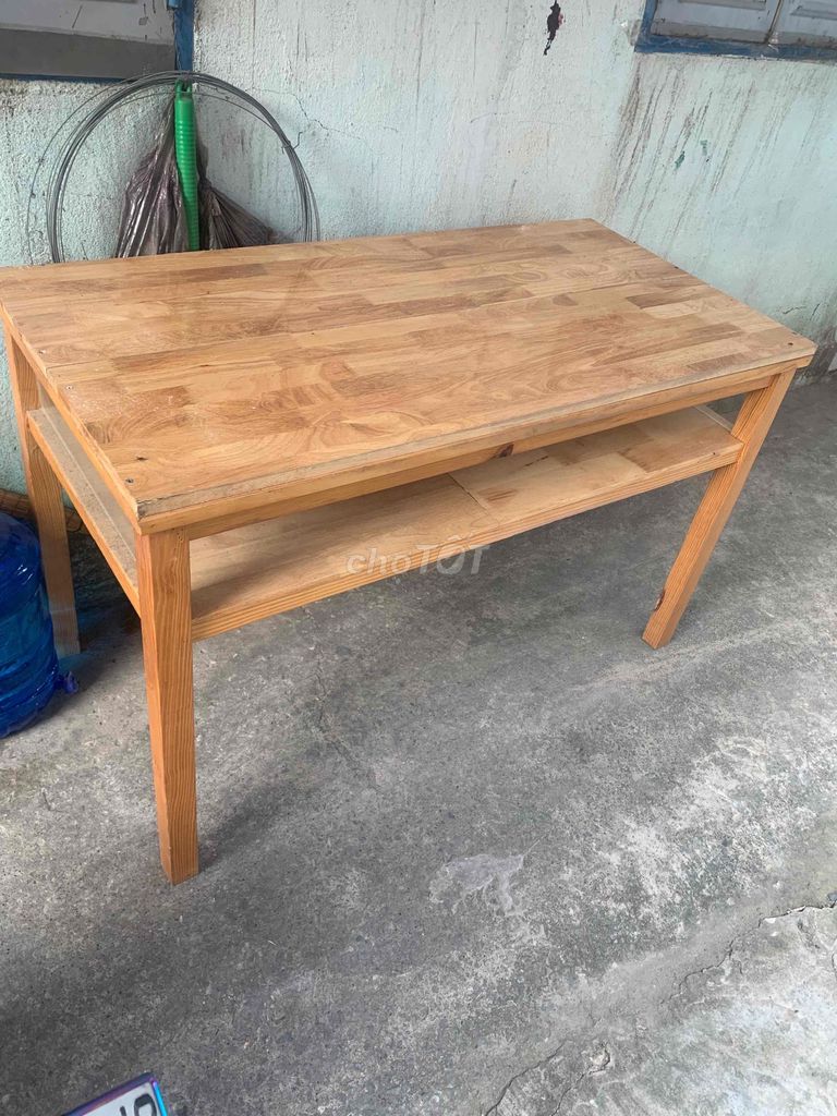 Bàn gỗ chữ nhật có kệ dưới. Mua bán Bàn ghế tại Thị xã Tân Uyên Bình Dương được đăng bởi Văn  hình 1