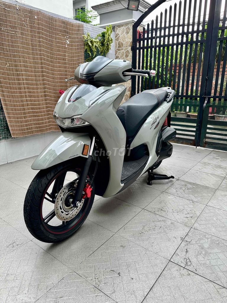 Honda SH350i 2025 с номерами Хошимина, Серый, одометр 7000 км, от собственника