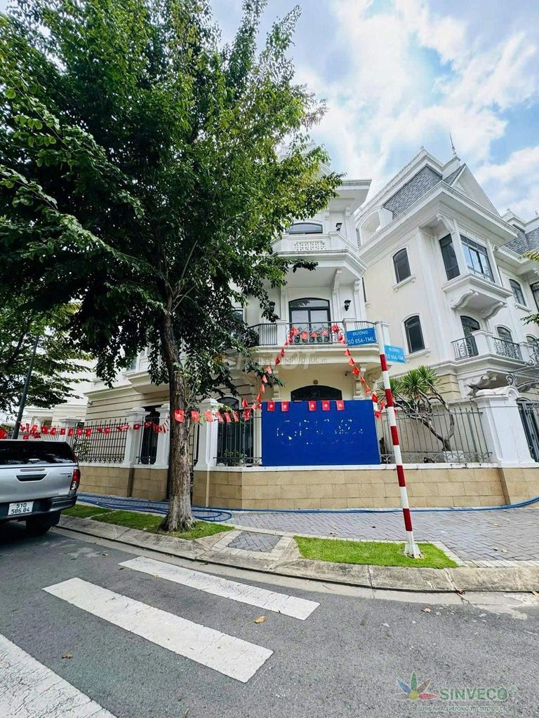 Угловая вилла 2 фасада в Victoria Village, 176.8 кв.м, 4 этажа, вид на парк