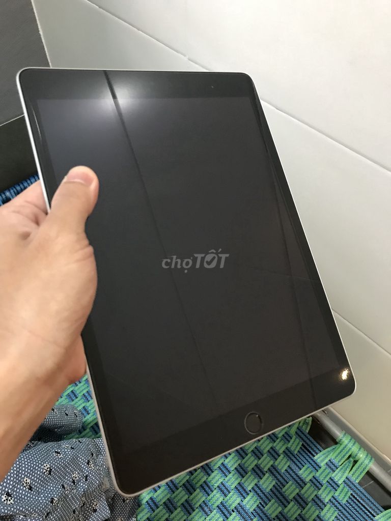 Dư dùng Ipad wifi 9 64G bạc rất mới 135pi