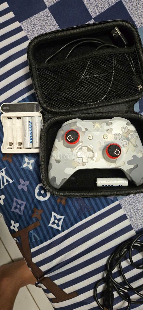 Tay cầm chơi game Xbox One S + bộ pin sạc. Mua bán Thiết bị chơi game tại Quận 5 Tp Hồ Chí Minh được đăng bởi Trung Thang hình 2