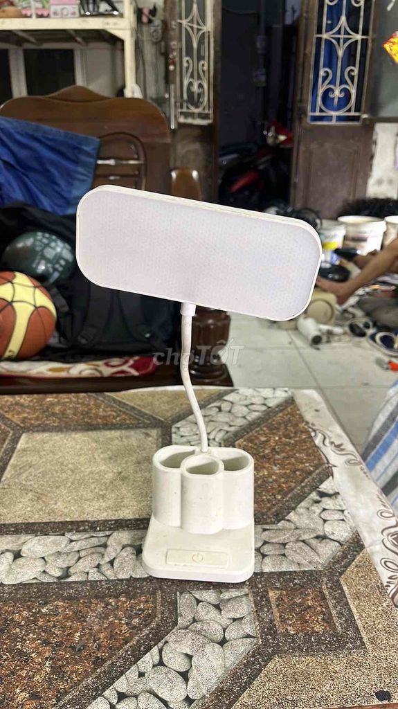 Đèn bàn nhựa Trắng bảo vệ mắt đơn giản. Mua bán Đèn tại Quận Hoàng Mai Hà Nội được đăng bởi Kairiyeudau hình 1