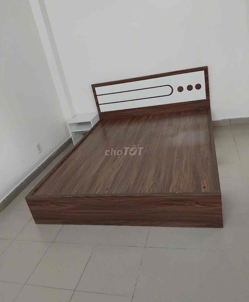 Giường ngủ Gỗ công nghiệp Nâu vân gỗ 1m6x2m. Mua bán Giường, chăn ga gối nệm tại Quận 7 Tp Hồ Chí Minh được đăng bởi Hong Le hình 1