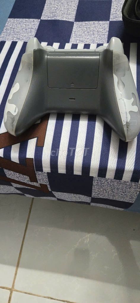 Tay cầm chơi game Xbox One S + bộ pin sạc. Mua bán Thiết bị chơi game tại Quận 5 Tp Hồ Chí Minh được đăng bởi Trung Thang hình 1