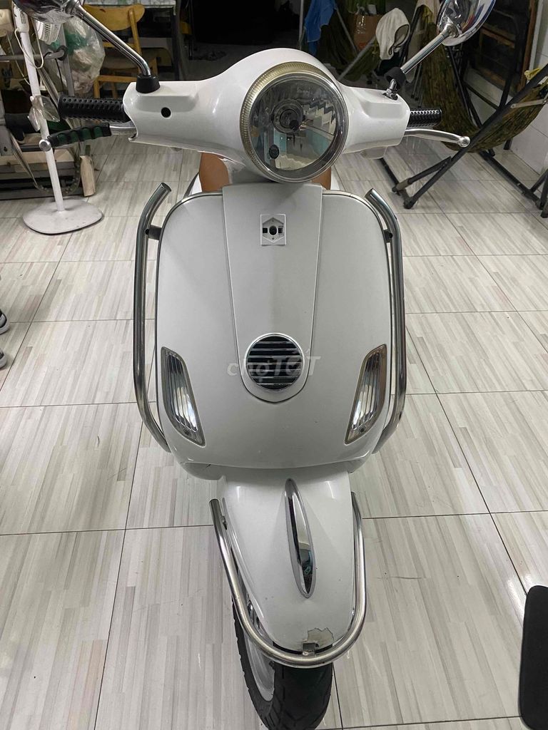 xe vespa trắng mới tinh