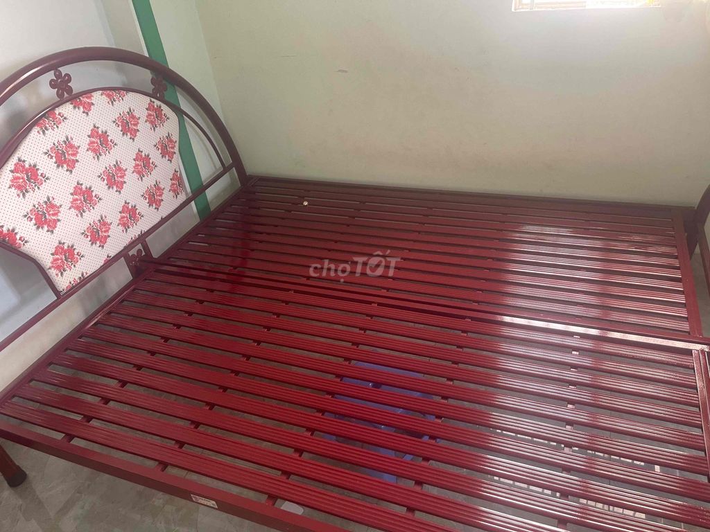 Giường kim loại màu đỏ đã qua sử dụng. Mua bán Giường, chăn ga gối nệm tại Huyện Đức Hòa Long An được đăng bởi Hồng Đào hình 1