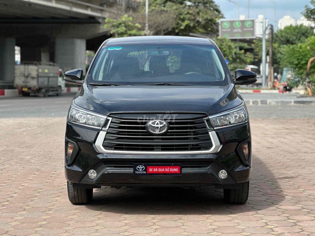 Toyota Innova 2.0E 2022 Новый черный номер 2 на 4 км, черный этаж