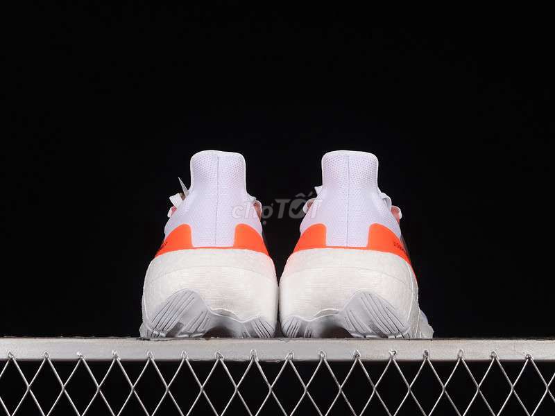 Giày Ultraboost Light màu trắng cam