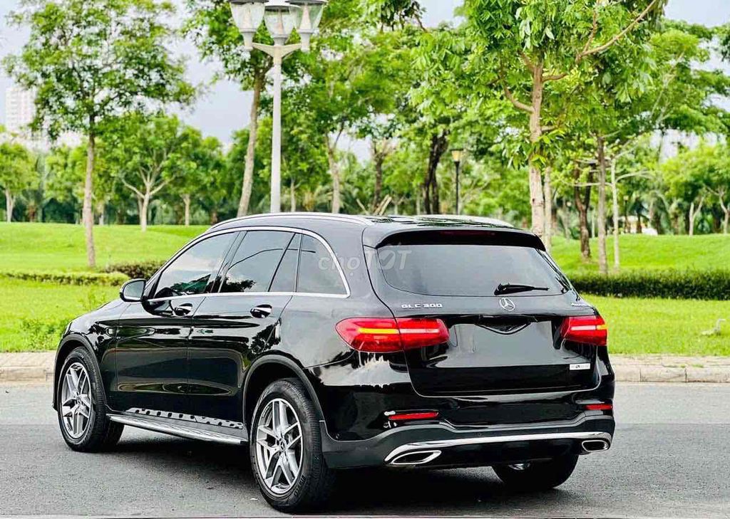 Mercedes-Benz GLC 300 4matic 2017 Đen. Mua bán Ô tô tại Quận 8 Tp Hồ Chí Minh được đăng bởi Cửa hàng ô tô cũ TRUST CARS hình 4