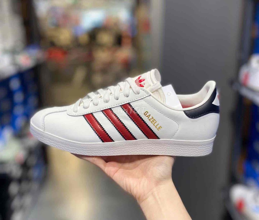 Cần bán giày Adidas Size 43-44 chính hãng mới 100%