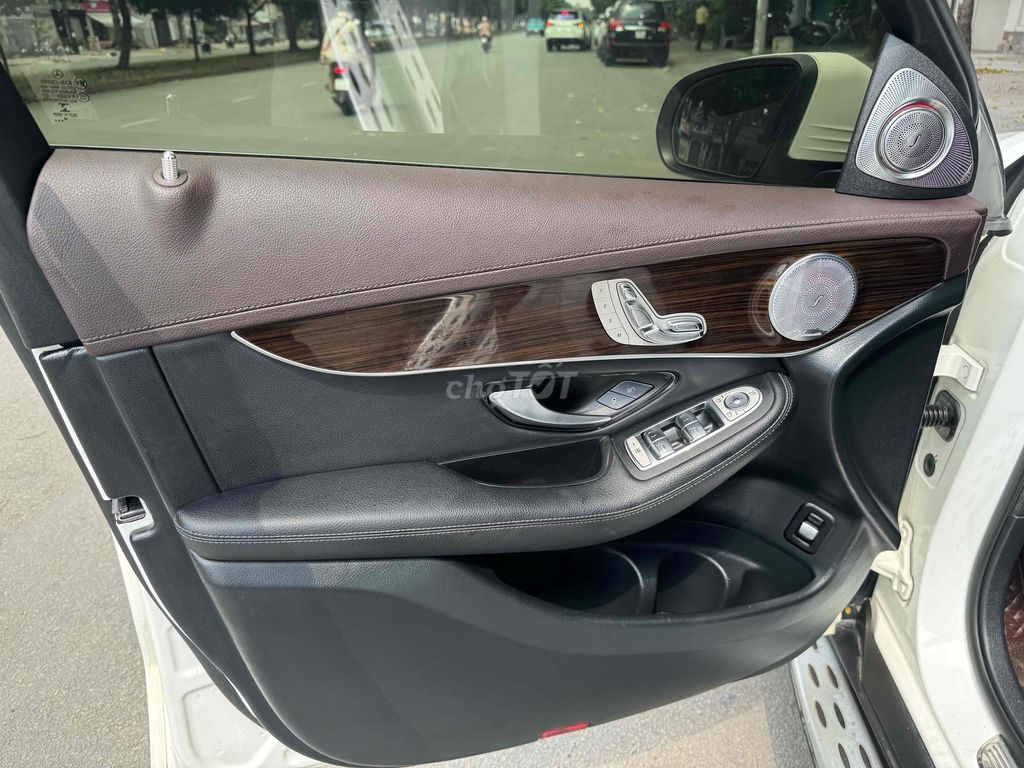 Bán hoặc đổi xe khác Mercedes-GLC 200 2019 Trắng. Mua bán Ô tô tại Quận Bình Tân Tp Hồ Chí Minh được đăng bởi  Mãnh hình 5