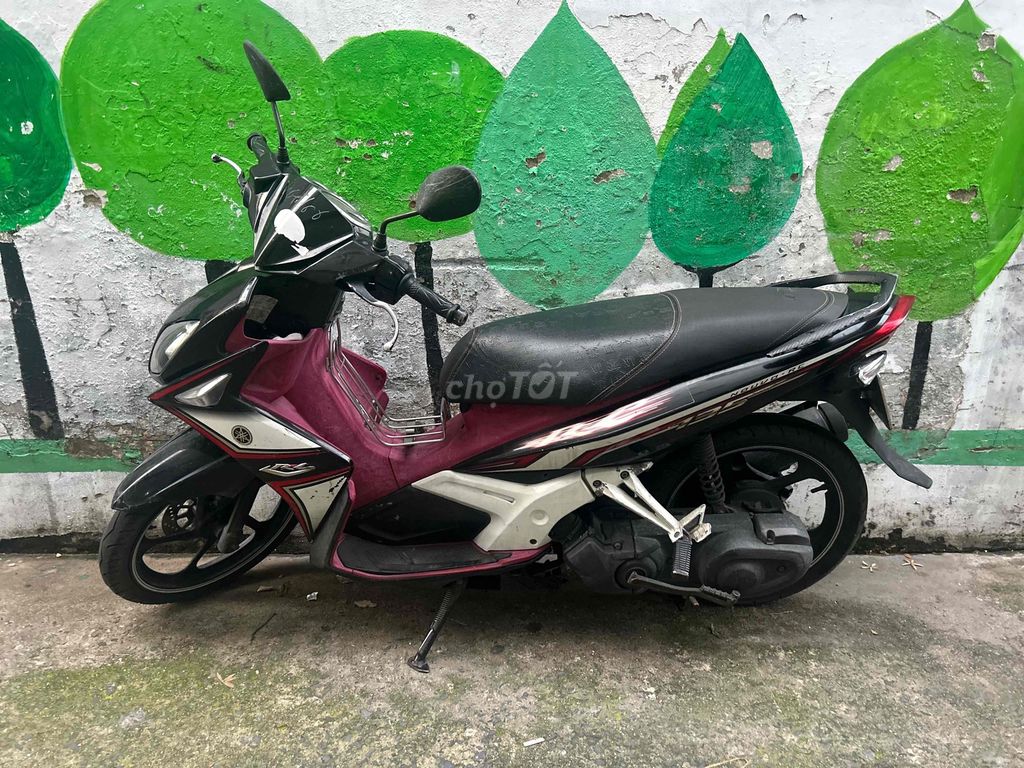 Черный, розовый скутер Yamaha Nouvo RC