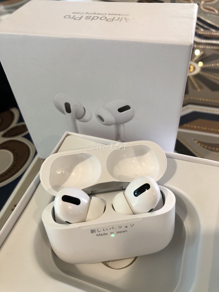 Tai nghe Airpod Pro bản Nhật với 2 màu đen trắng