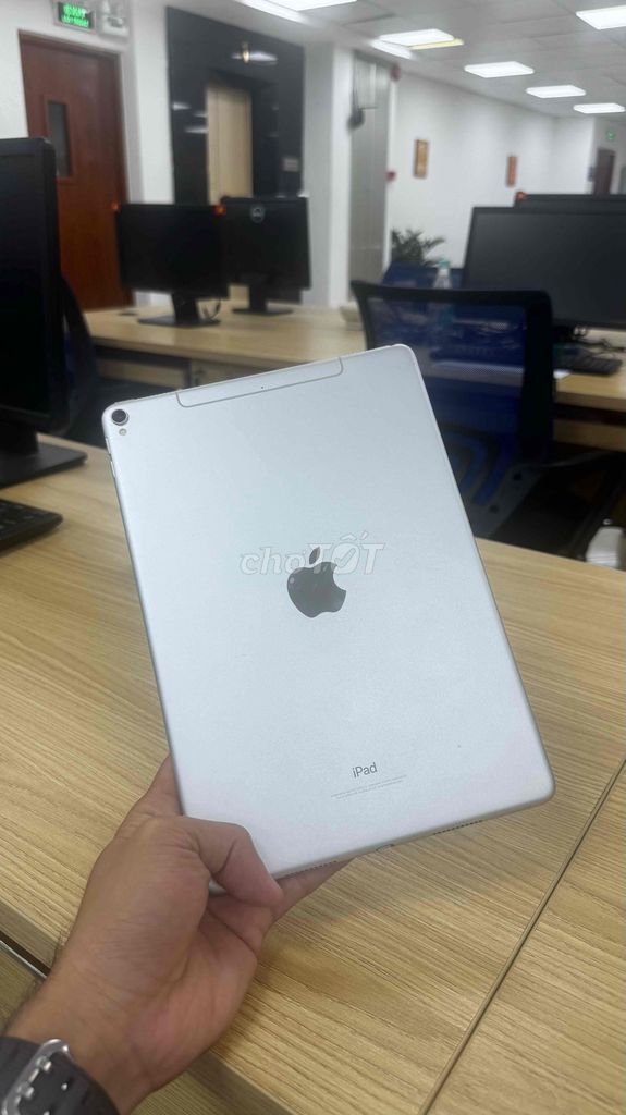 Apple iPad Pro 64GB Bạc. Mua bán Máy tính bảng tại Quận 10 Tp Hồ Chí Minh được đăng bởi Mr Banker hình 1