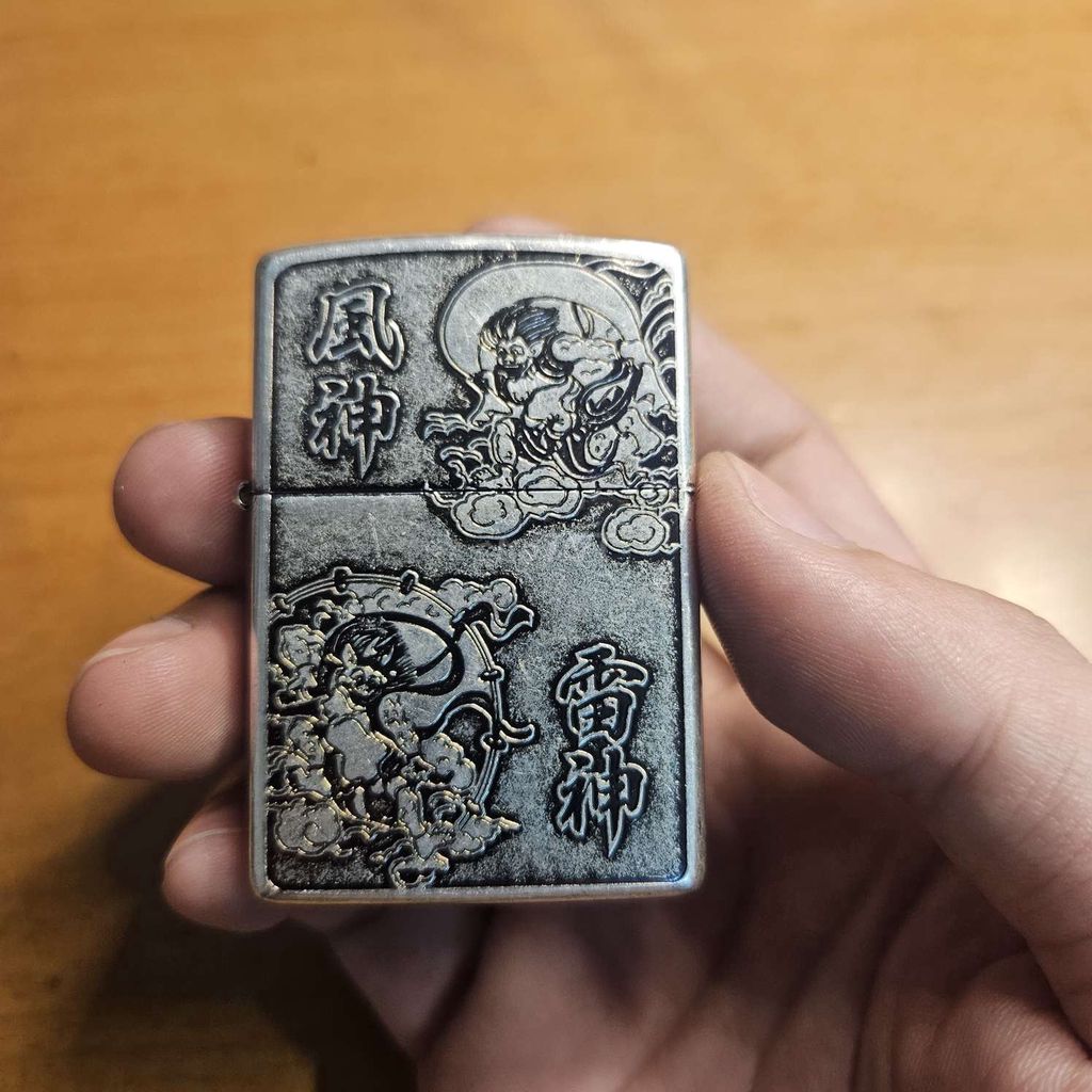 Zippo khắc 2 vị thần sấm, thần gió