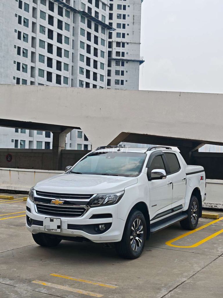 Белое 5-местное автомобильное масло Chevrolet Colorado