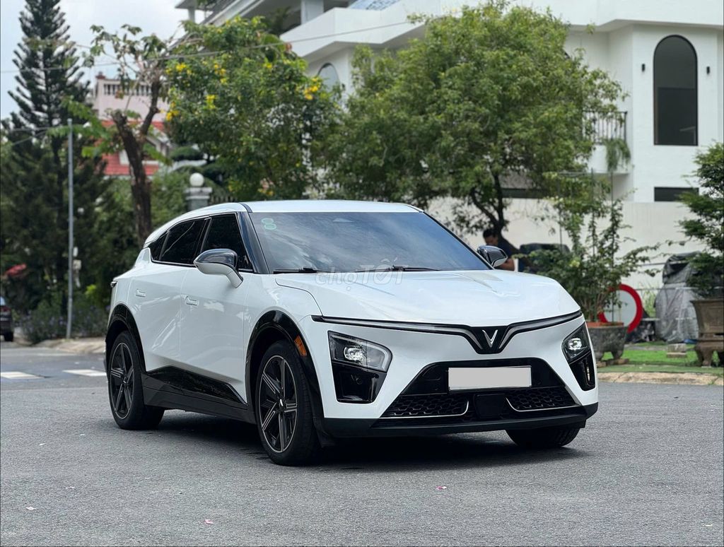 VINFAST VF7 PLUS 2025 полный привод батарея в собственности мало пробег