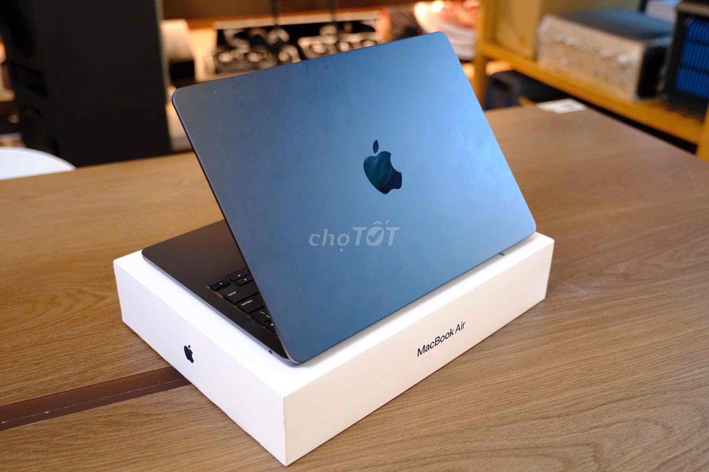 MacBook Air M2 13 inch 16/256GB đẹp zin 98.5. Mua bán Laptop tại Quận Bình Thạnh Tp Hồ Chí Minh được đăng bởi Vân Anh 2Tech House hình 1