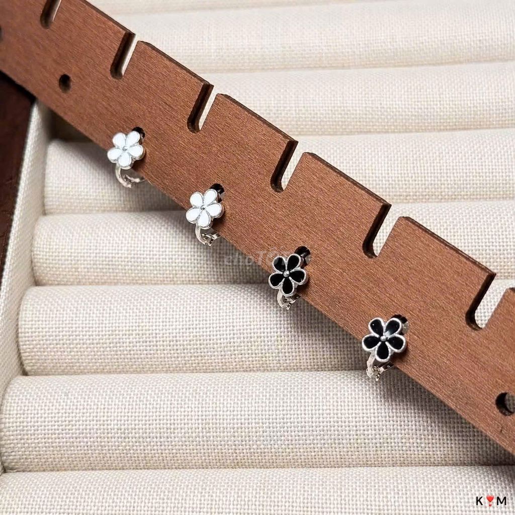 Bông tai Bạc 925 Hoa mai Nữ Trắng Đen. Mua bán Phụ kiện thời trang khác tại Huyện Bình Giang Hải Dương được đăng bởi Chanchan hình 1