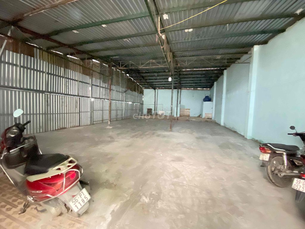 Kho, Xưởng hẻm xe hơi Hiền Vương 10x20, 16 triệu/tháng