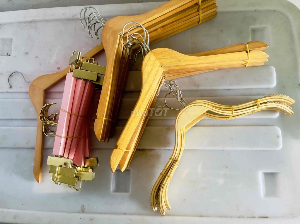 combo 34 Móc treo quần áo Gỗ Vàng, Hồng. Mua bán Nội thất, đồ gia dụng khác tại Huyện Hóc Môn Tp Hồ Chí Minh được đăng bởi Thanh Lý Ve Chai Đồ Cũ hình 1