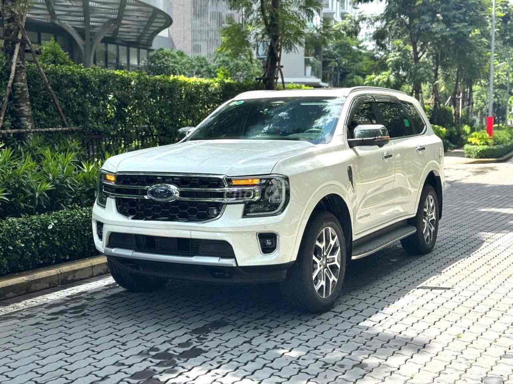 Ford Everest Titanium 2024 - 7.500km Trắng