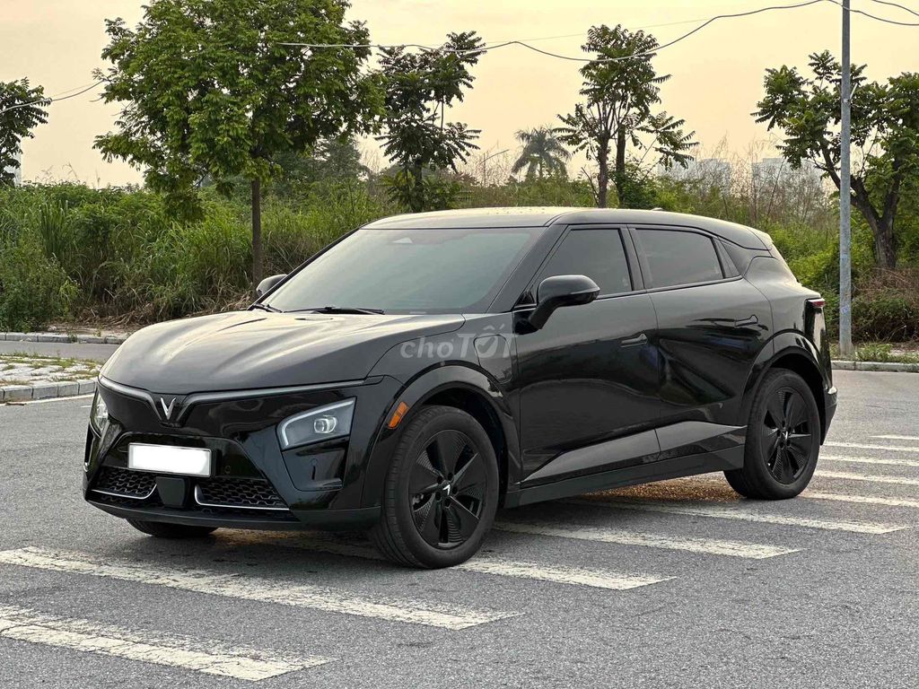 VinFast VF7 черный 2026 7000 км