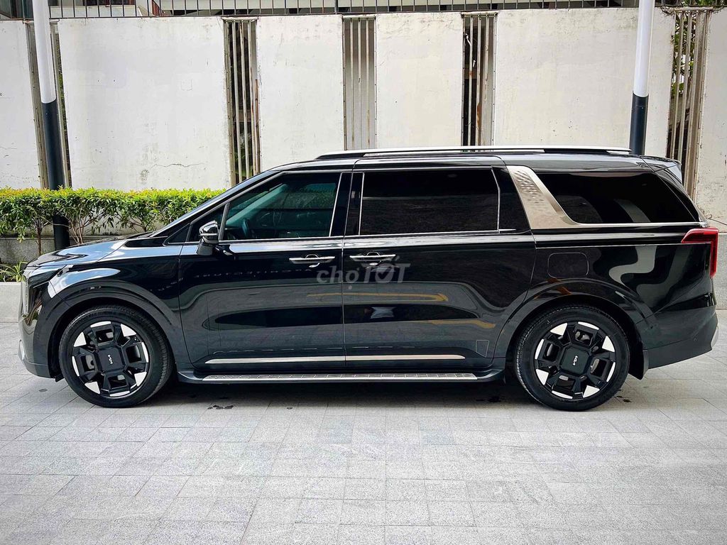Kia Carnival 2025 2.2D Signature Черный/Коричневый 32.000км