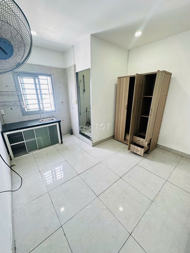 Phòng cửa sổ chợ bến Đò Linh Đông